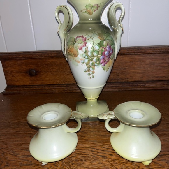Beautiful antique vase and candle holders - Picture 6 of 9
